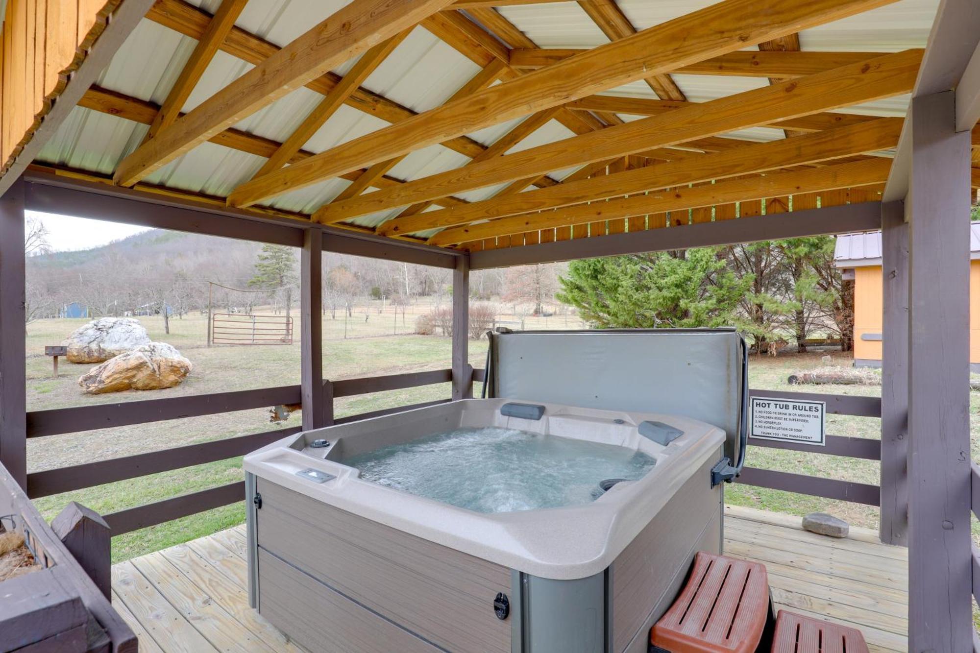 Riverfront Hot Springs Cabin With Private Hot Tub! ภายนอก รูปภาพ