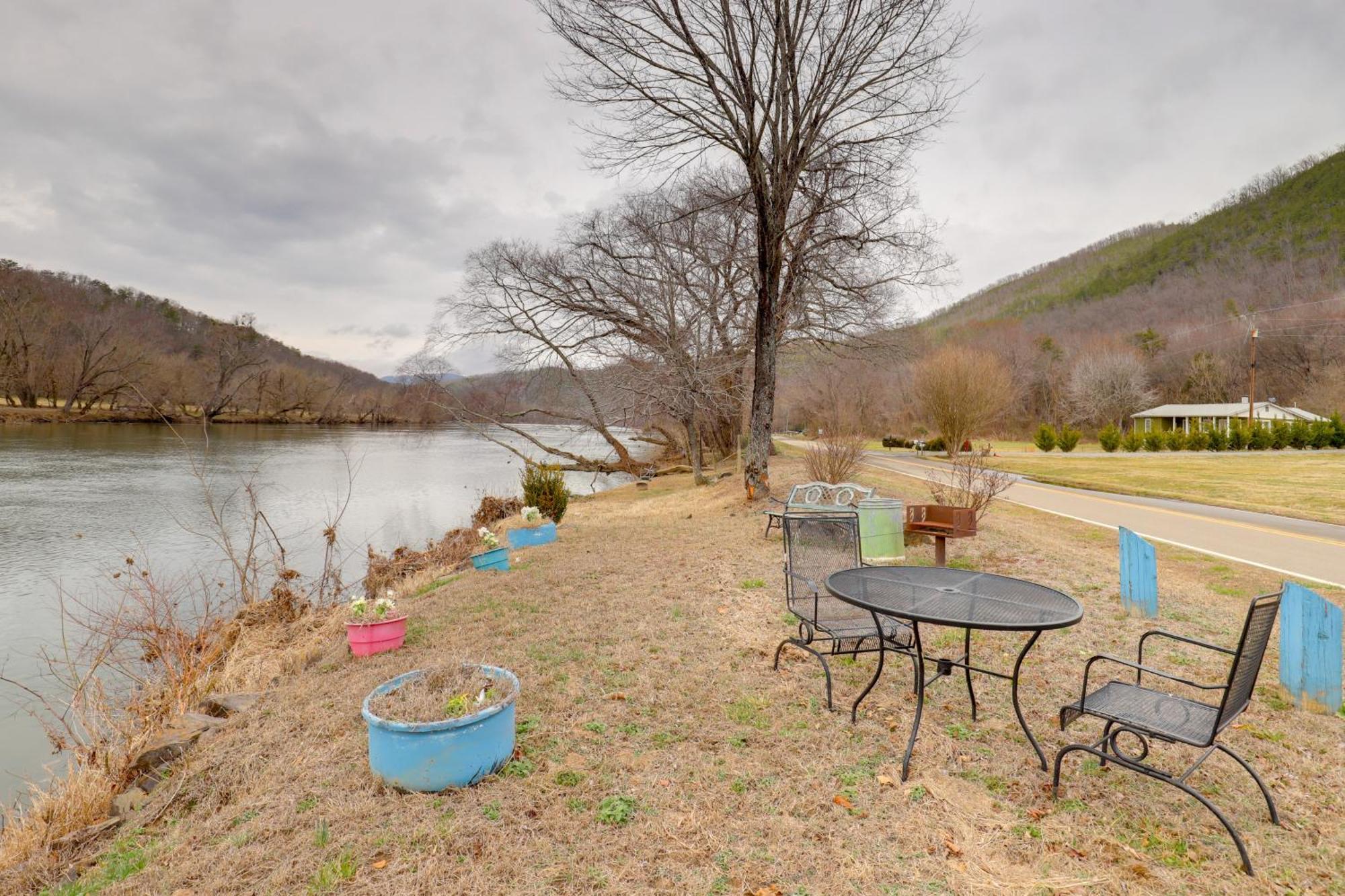 Riverfront Hot Springs Cabin With Private Hot Tub! ภายนอก รูปภาพ