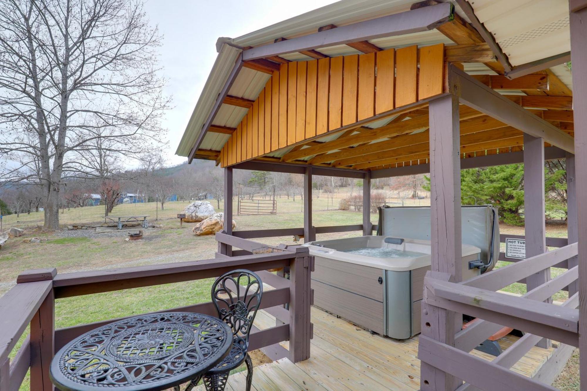 Riverfront Hot Springs Cabin With Private Hot Tub! ภายนอก รูปภาพ